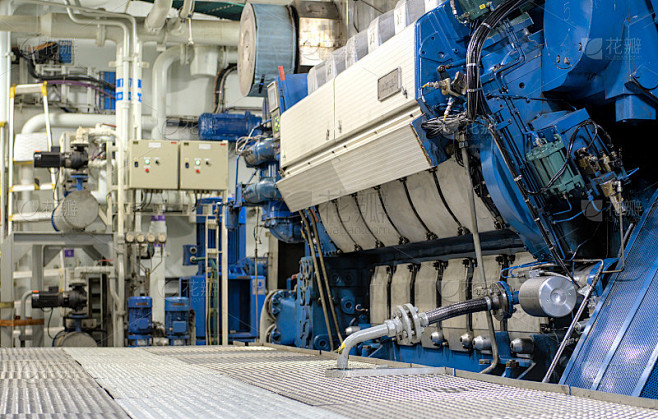 匀速前进中的船舶主机